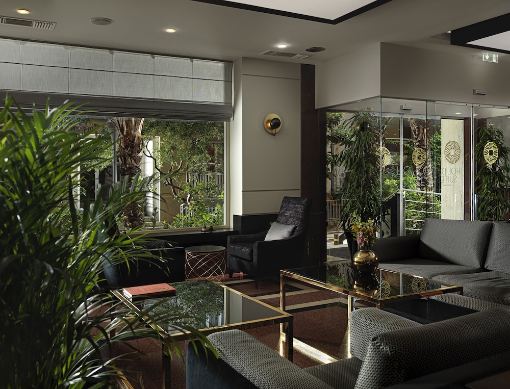 Holiday Suites 24/34