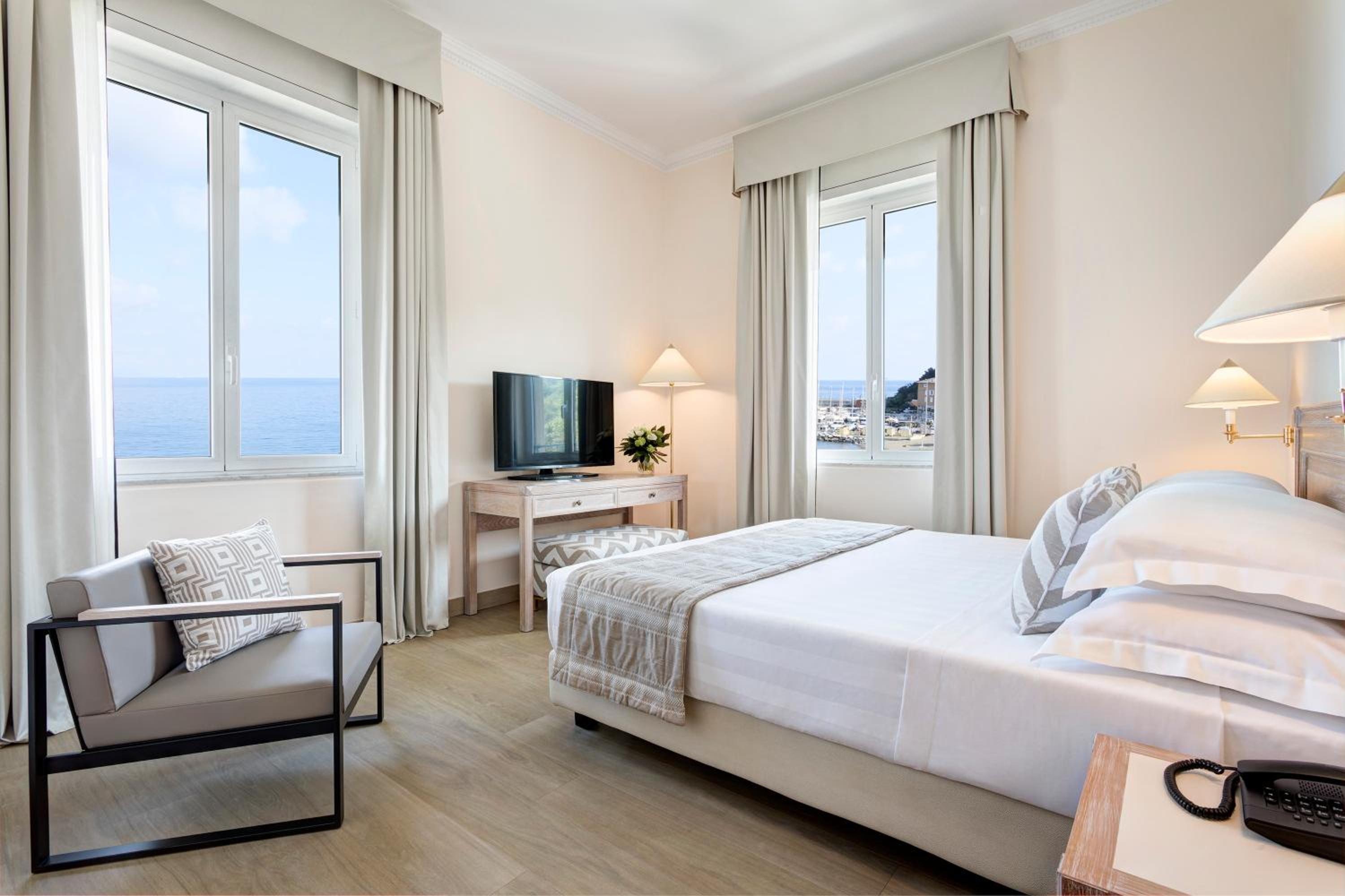 جناح، Grand Hotel Arenzano 2/3