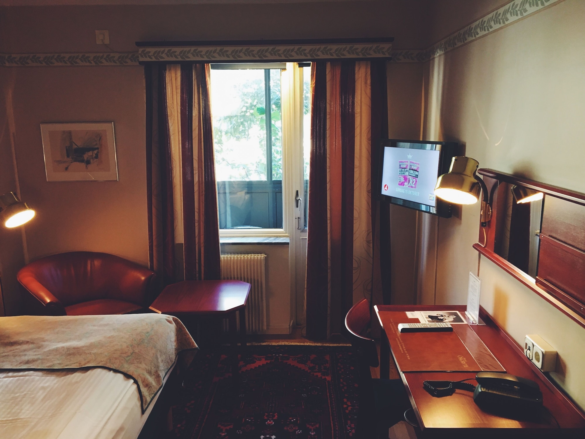 ROOM, QUEEN BED