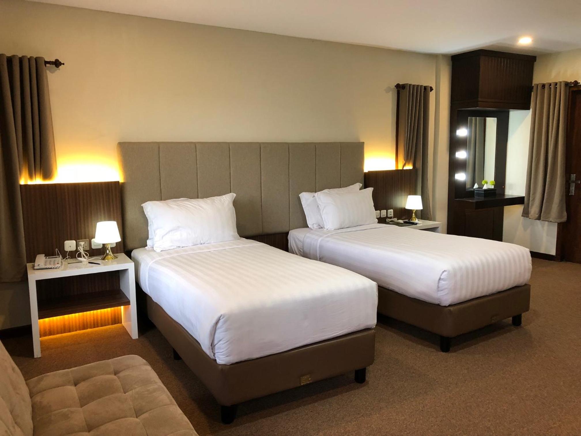 Garden, Twin Beds, Rice Field View 7/10