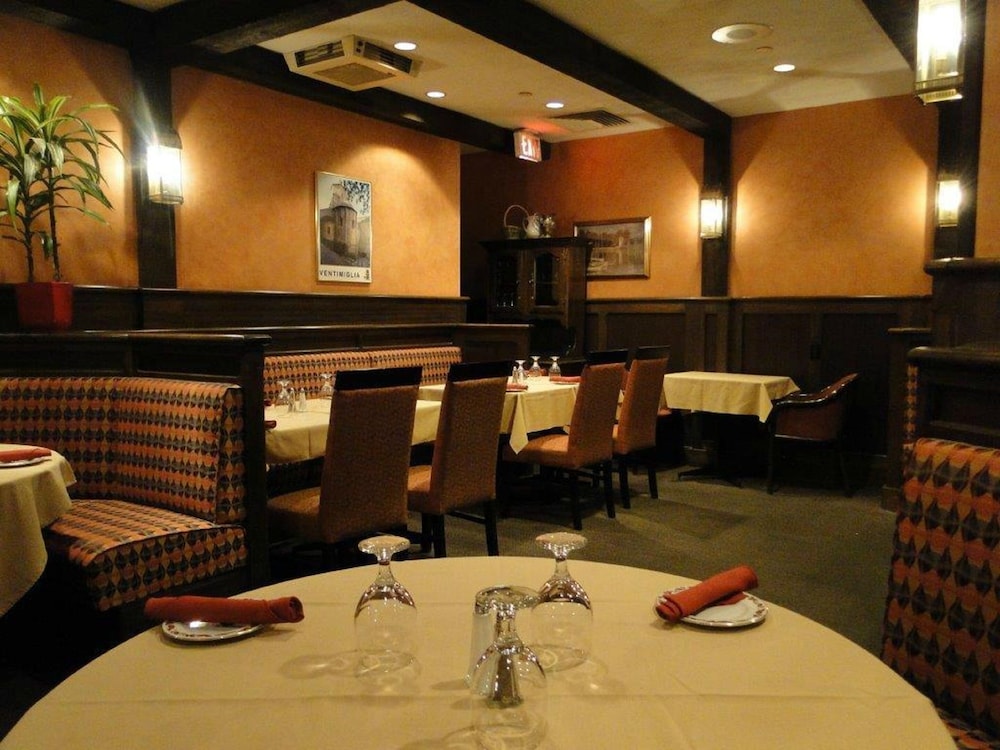 Cartier Place Suite Hotel 57/64
