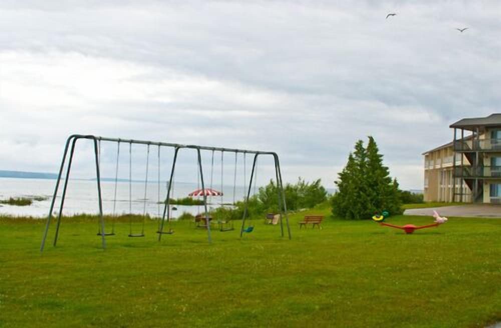 Days Inn Suites By Wyndham St Ignace Lakefront 44/50