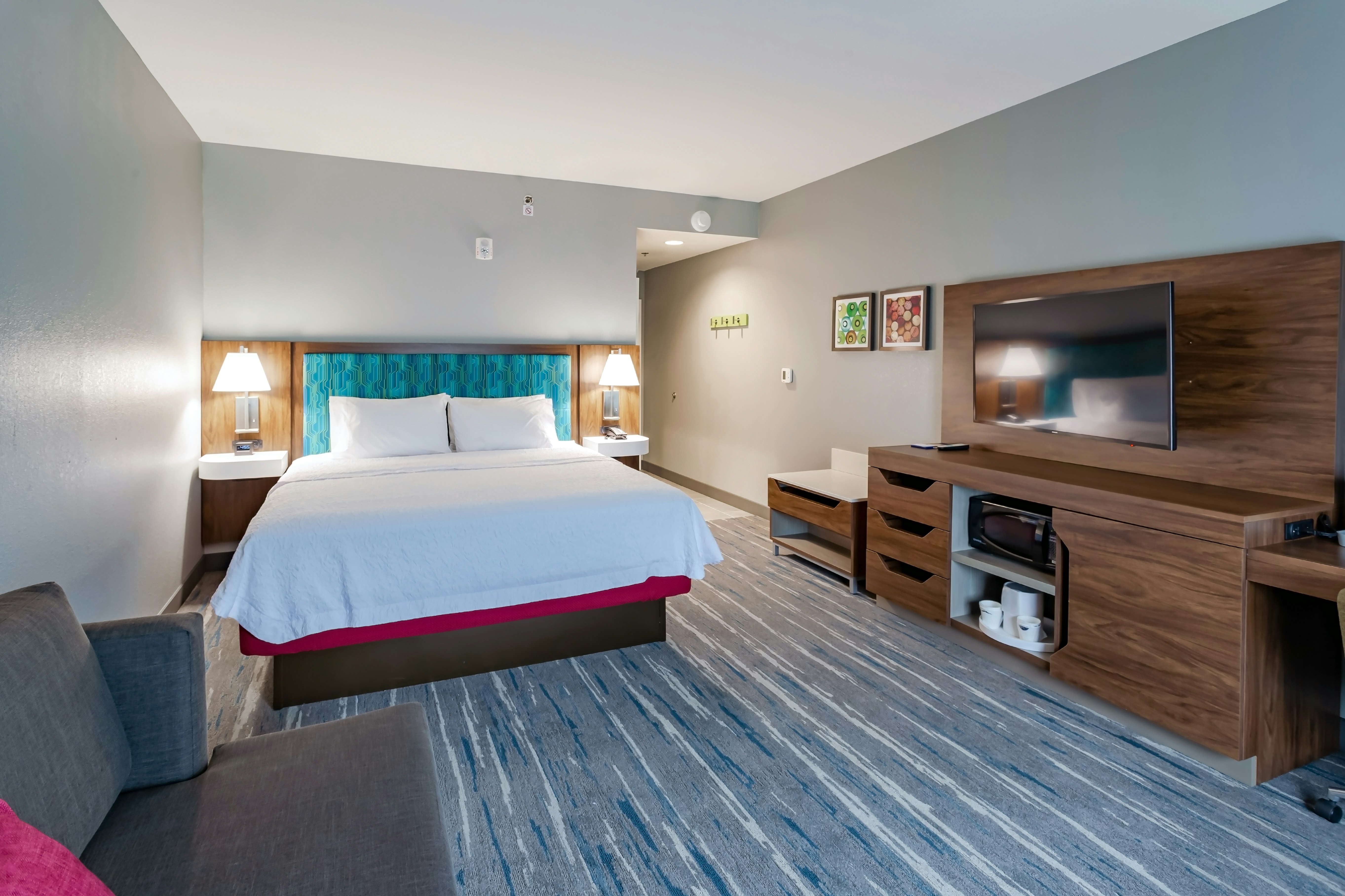 غرفة بسرير كينج مع أريكة، Hampton Inn Madison Oh 2/3