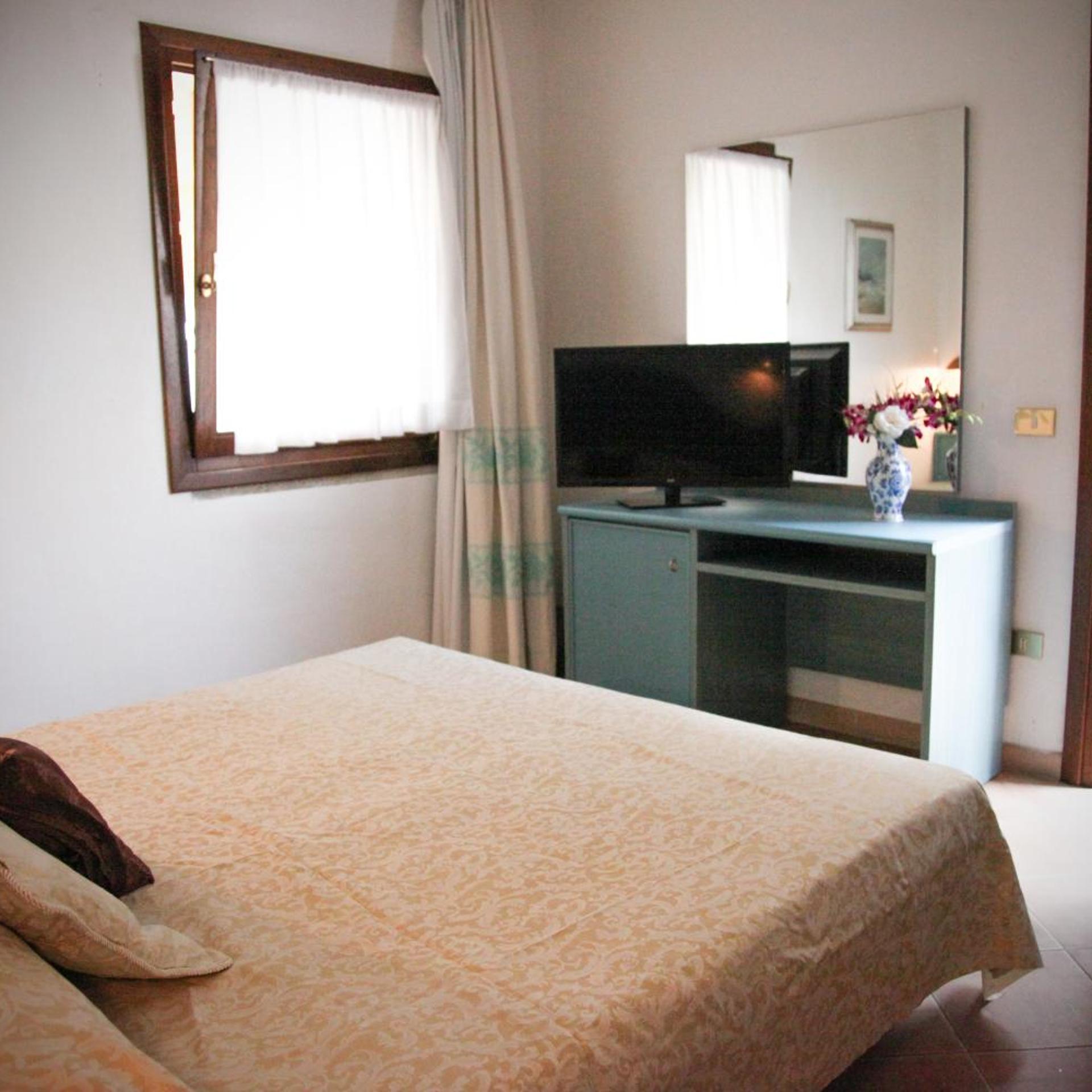 Room, French Bed, Small
