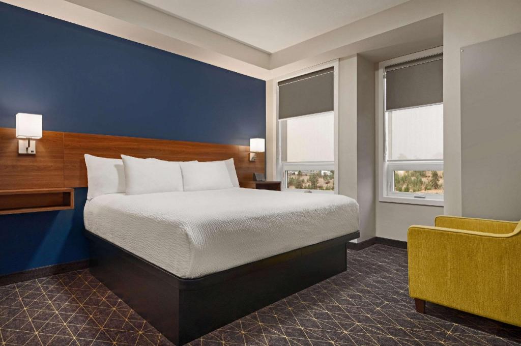 SUITE, KING BED