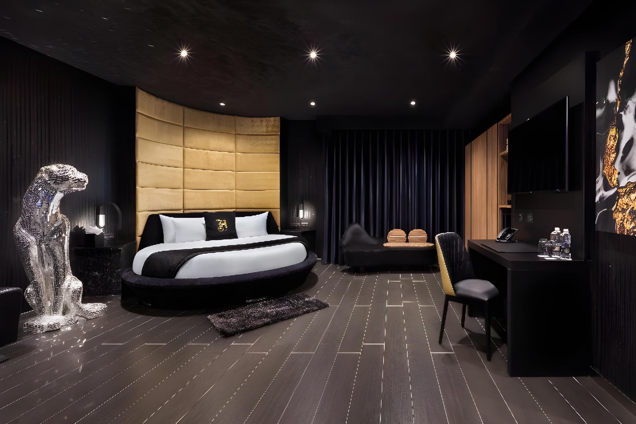 Signature, Pool, Suite