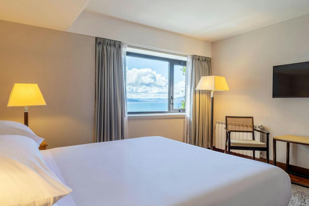 2 Bedrooms, Apartment, Twin Beds, King Bed, Lake View, Pool Access