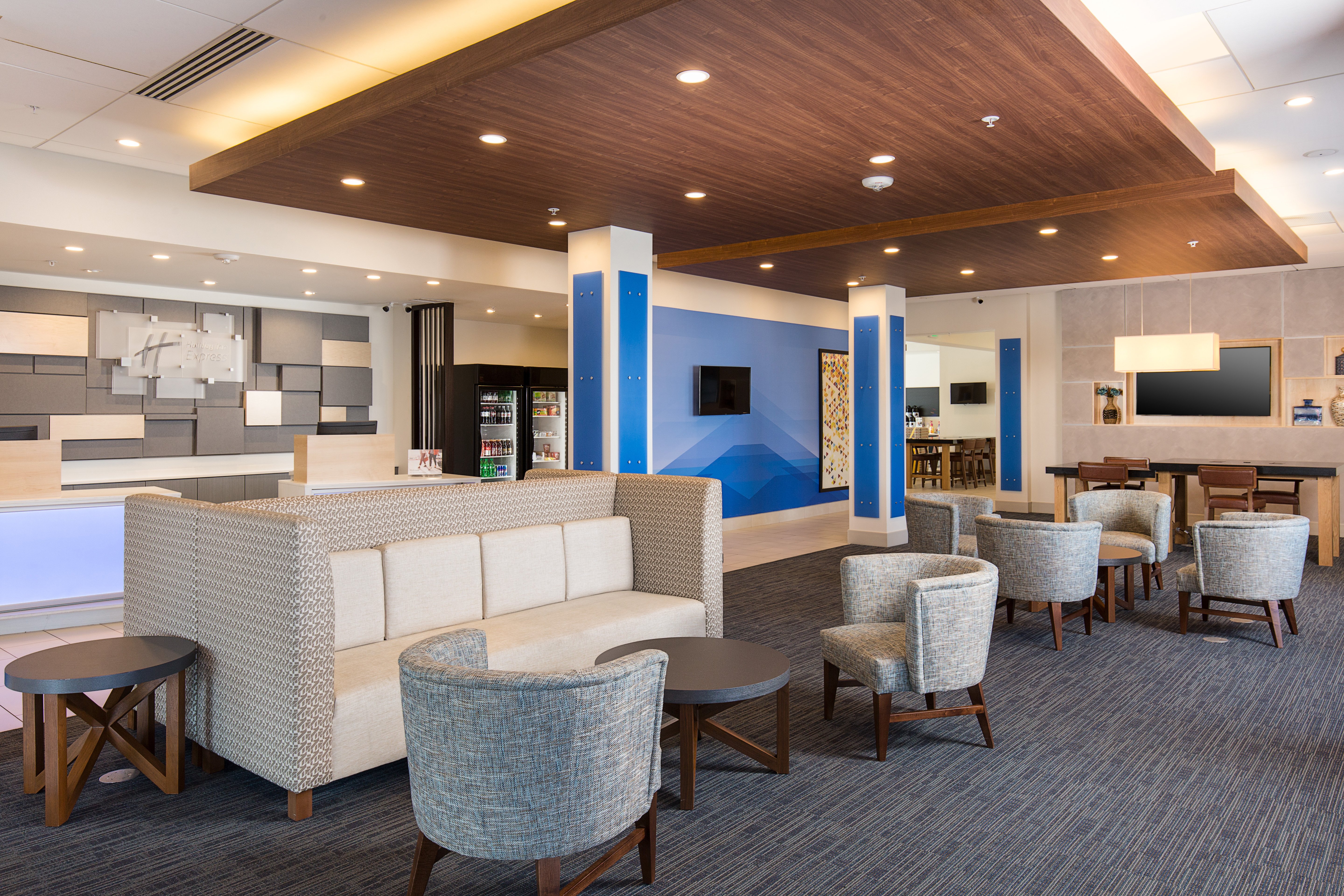 HOLIDAY INN EXPRESS VISALIA 15/28