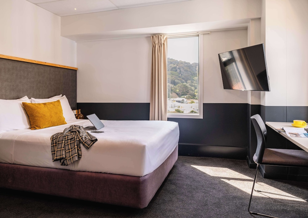 SUPERIOR, QUEEN BED