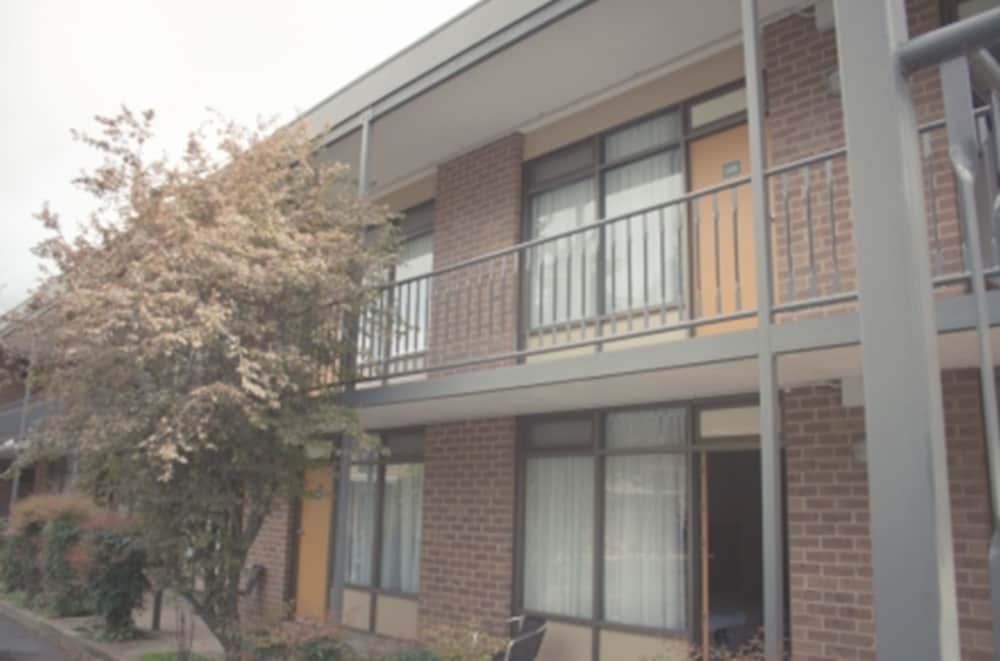 RED CEDARS MOTEL CANBERRA 2/42
