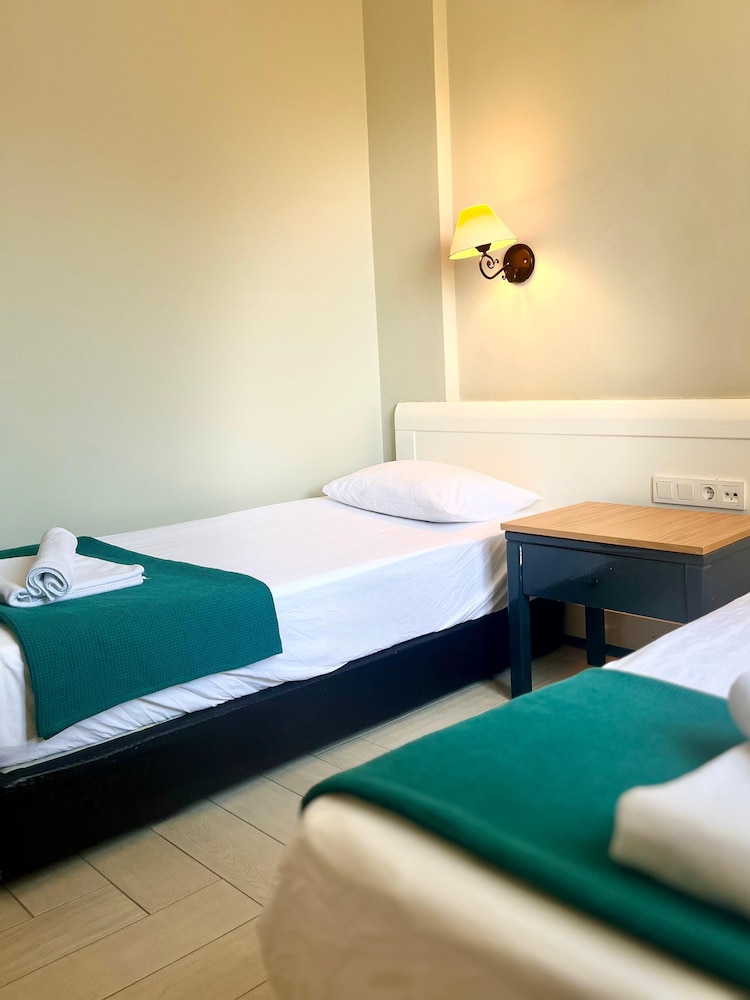 Two Seas Hotel 25/50