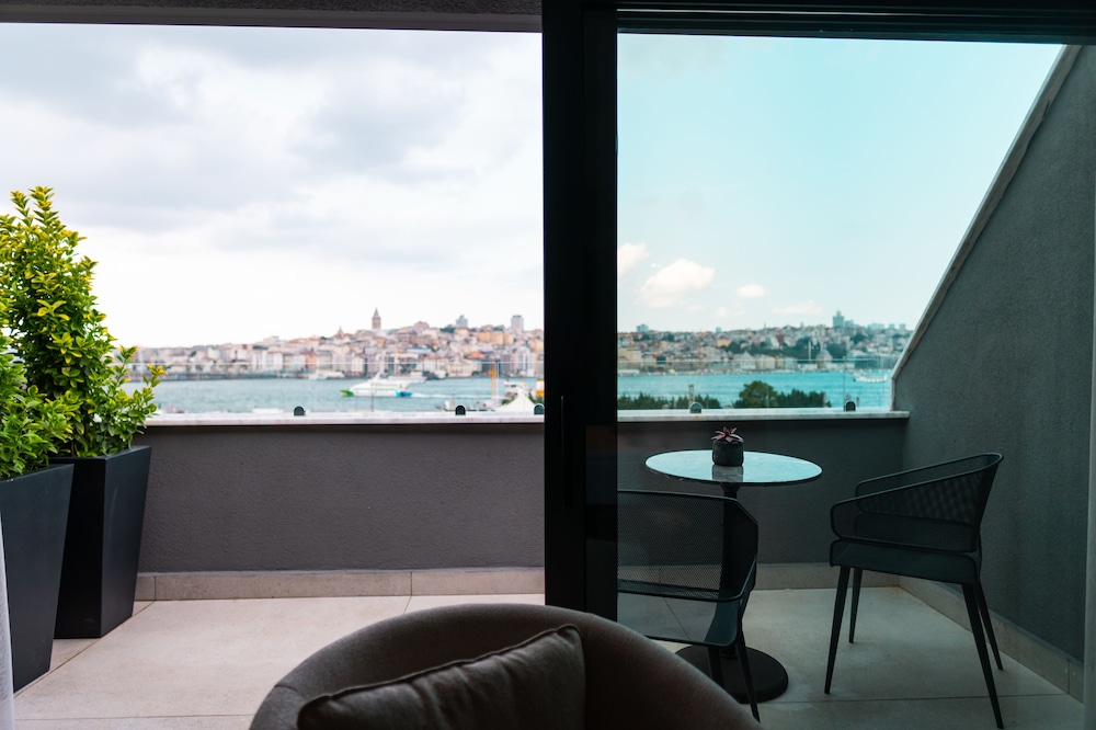 Meg Hotel 39/50