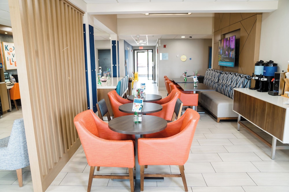 Holiday Inn Express Hotel and Suites Knoxville-North-I-75 Exit 112 42/61