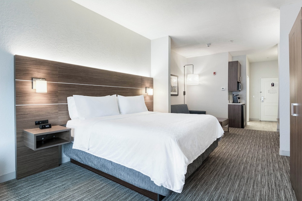 Suite, King Bed, Living Area