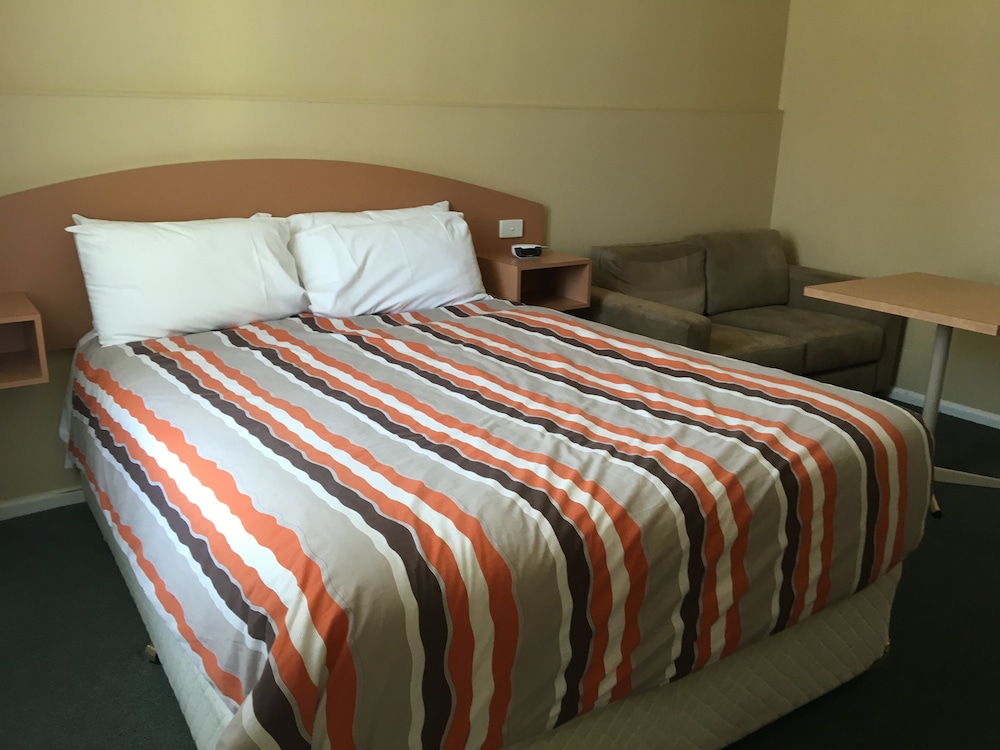 PARKVILLE MOTEL 23/56