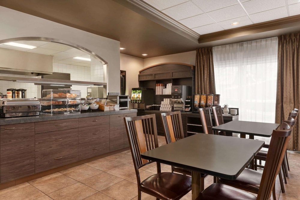 Days Inn By Wyndham Levis 22/31