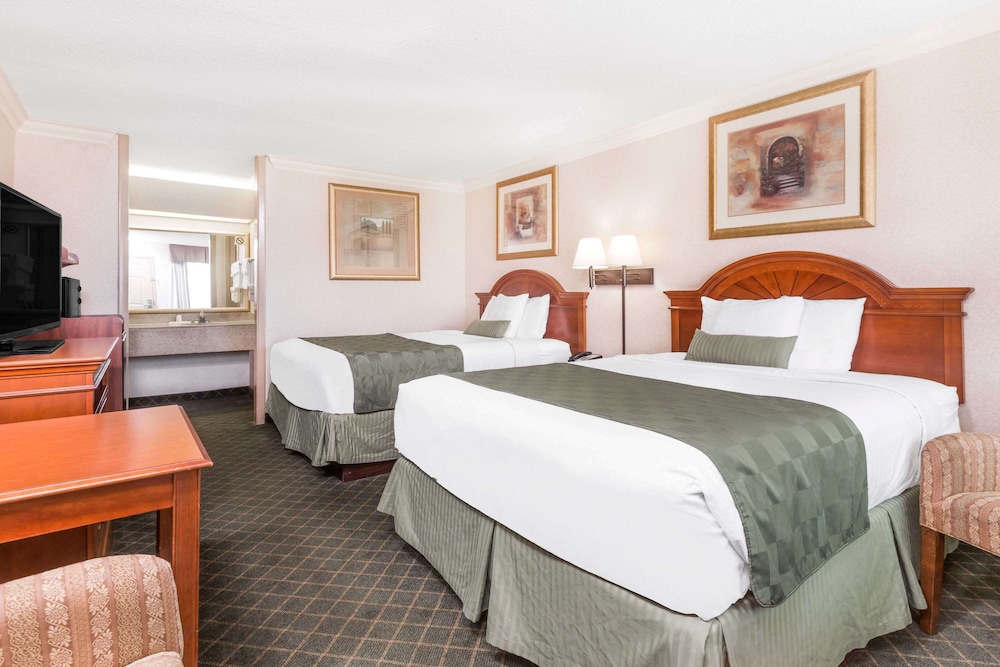 Ramada by Wyndham Macon 17/45