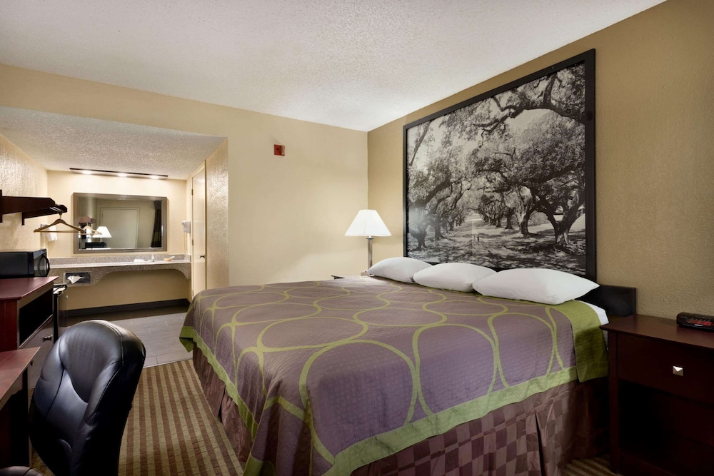 Super 8 by Wyndham Ruston 13/21