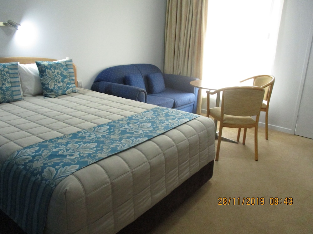 GOSFORD PALMS MOTOR INN 25/62