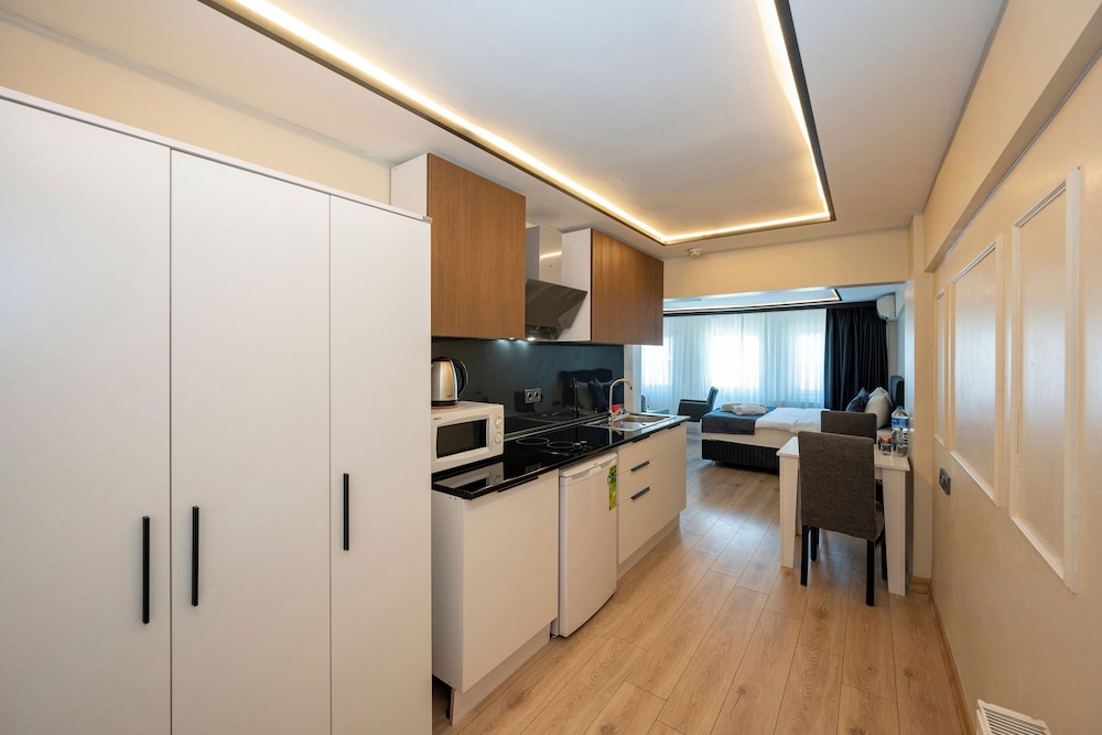 Aiza Suites 46/53