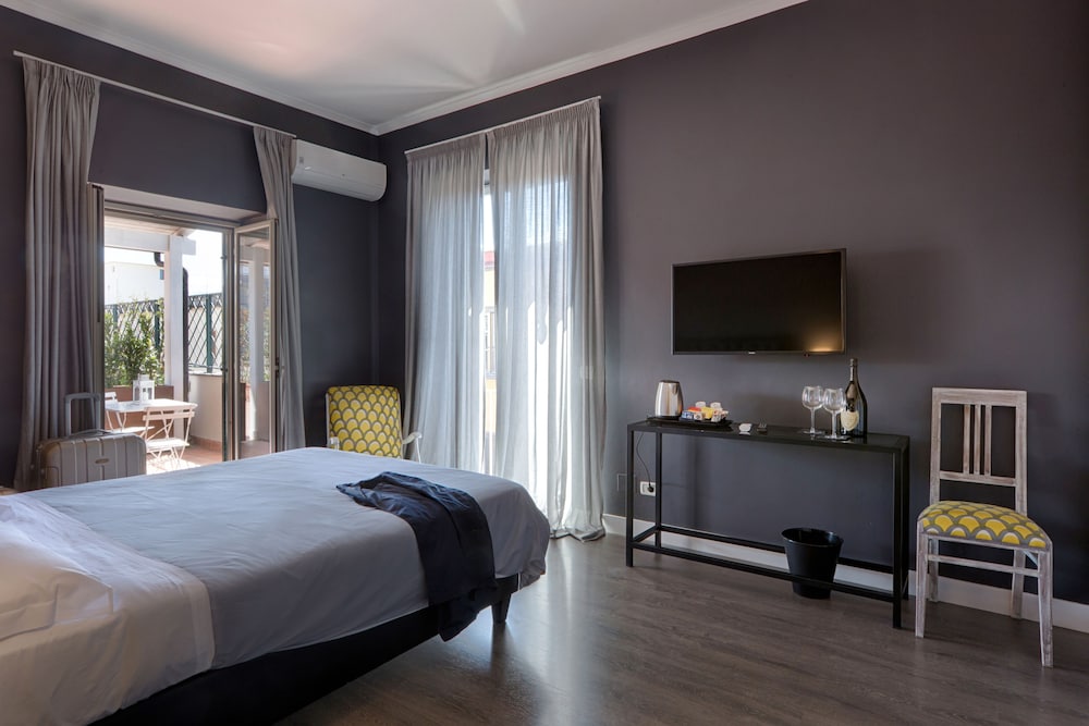DELUXE, DOUBLE BED