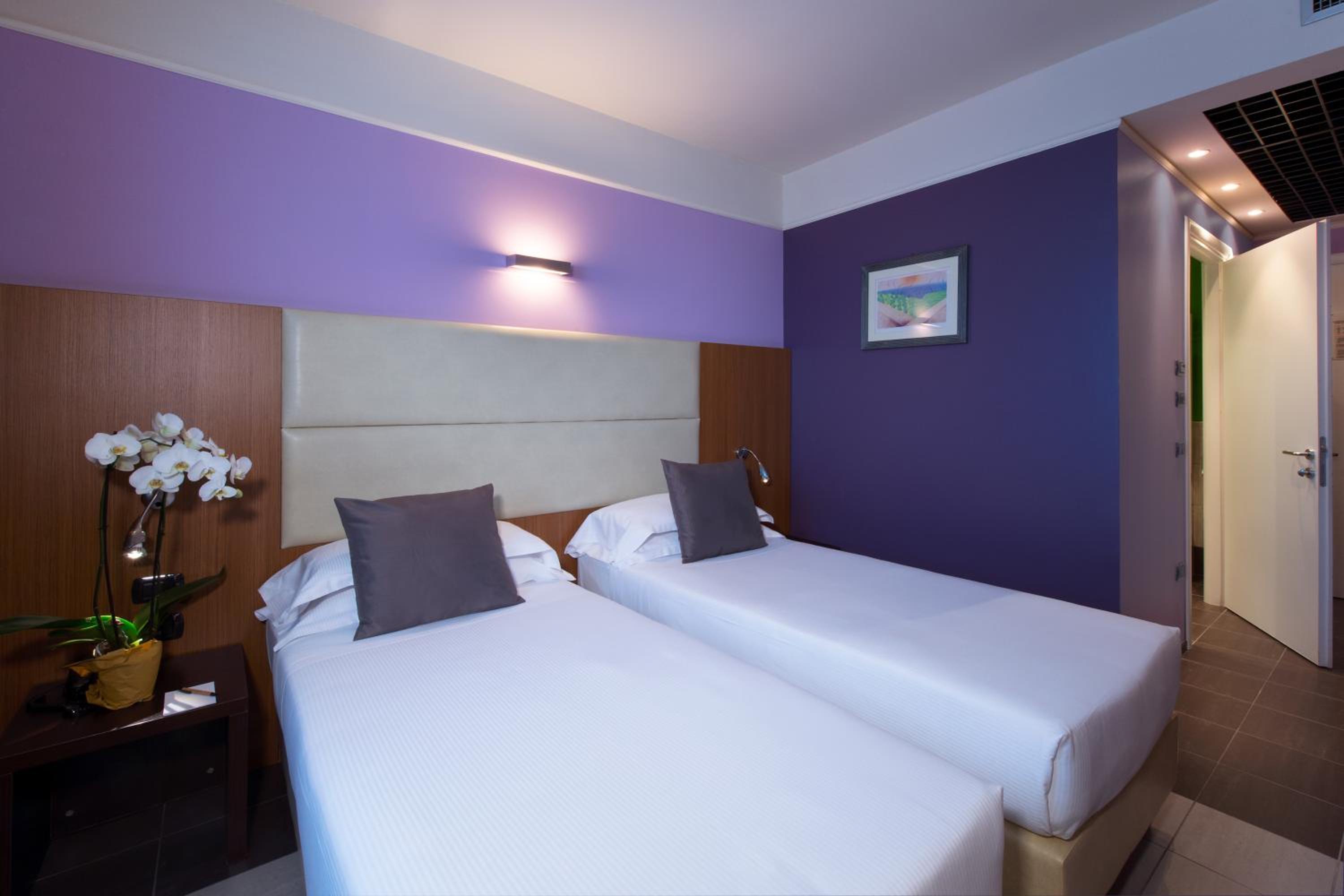 ROOM, TWIN BEDS