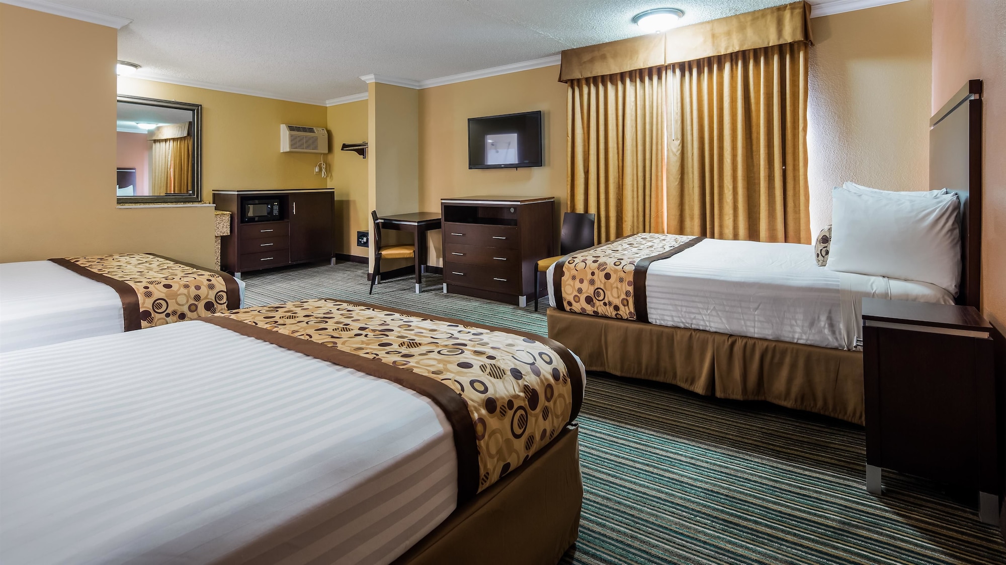 Standard, 3 Queen Beds