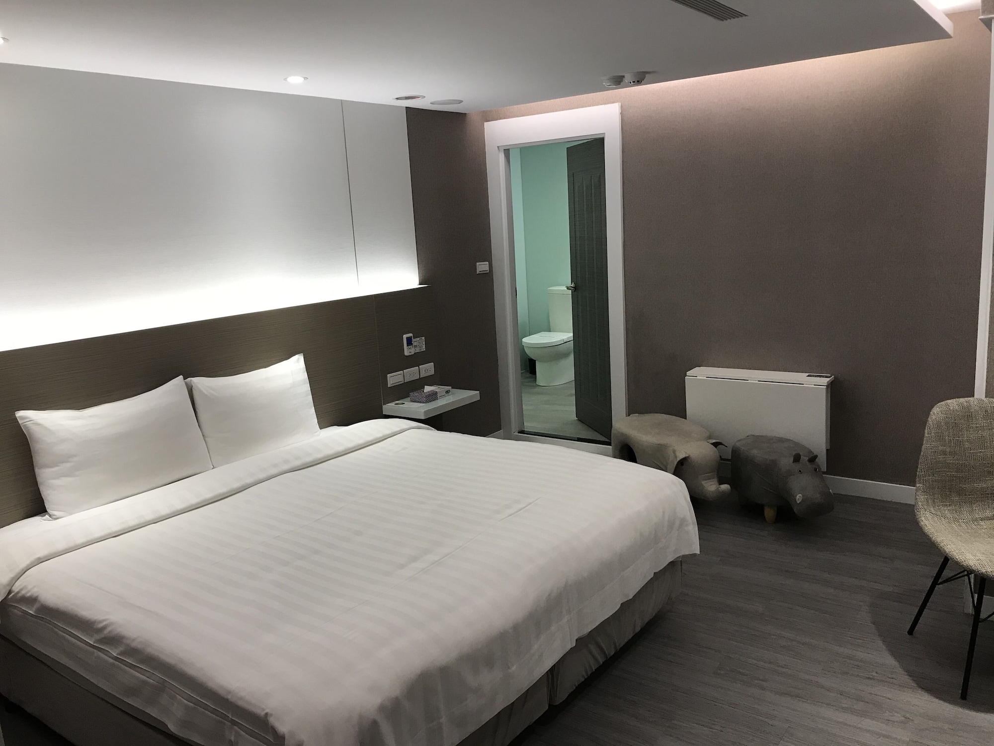 STANDARD, DOUBLE OR TWIN BED, NO WINDOW