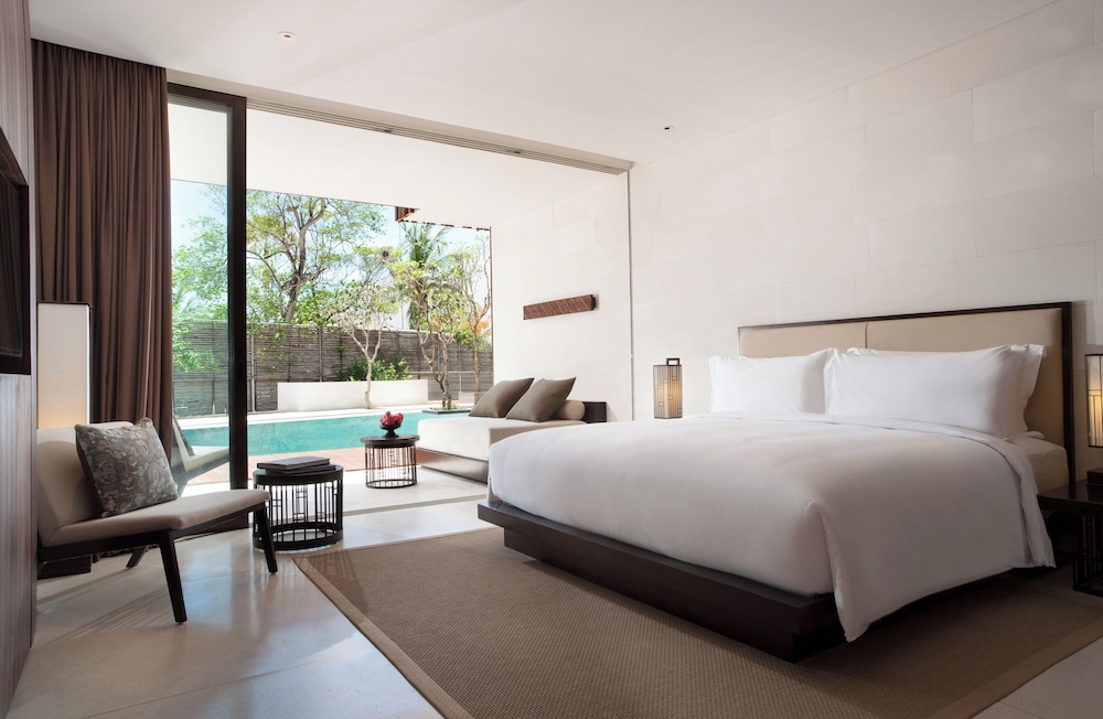 DELUXE, KING BED, POOL ACCESS