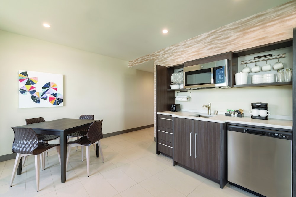 Home2 Suites by Hilton Woodland Hills Los Angeles 40/48