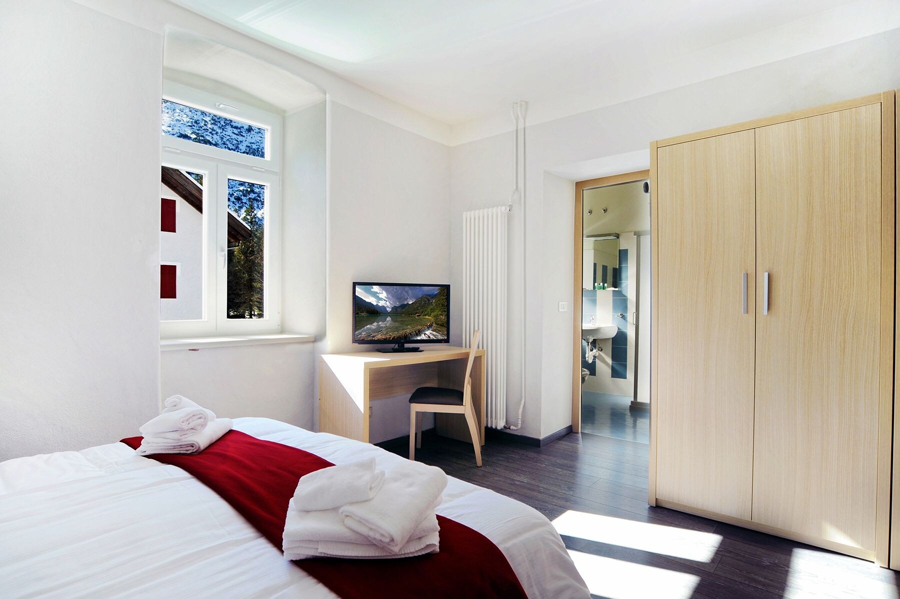 ROOM, TRIPLE, 1 QUEEN AND 1 SINGLE BED