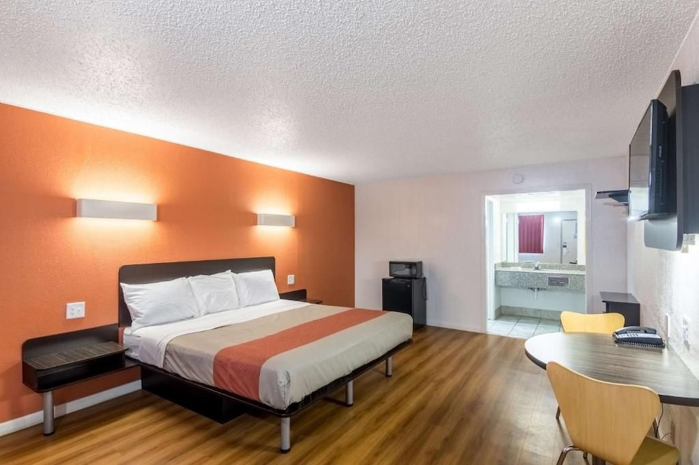 Motel 6 Clinton OK 29/64