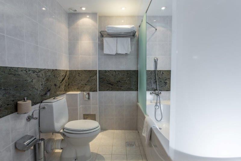 غرفة عائلية بإطلالة على البحر بشرفة، Grand Hotel Bernardin 2/2