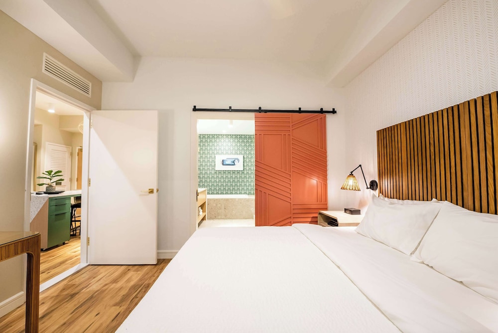 SUITE, KING BED