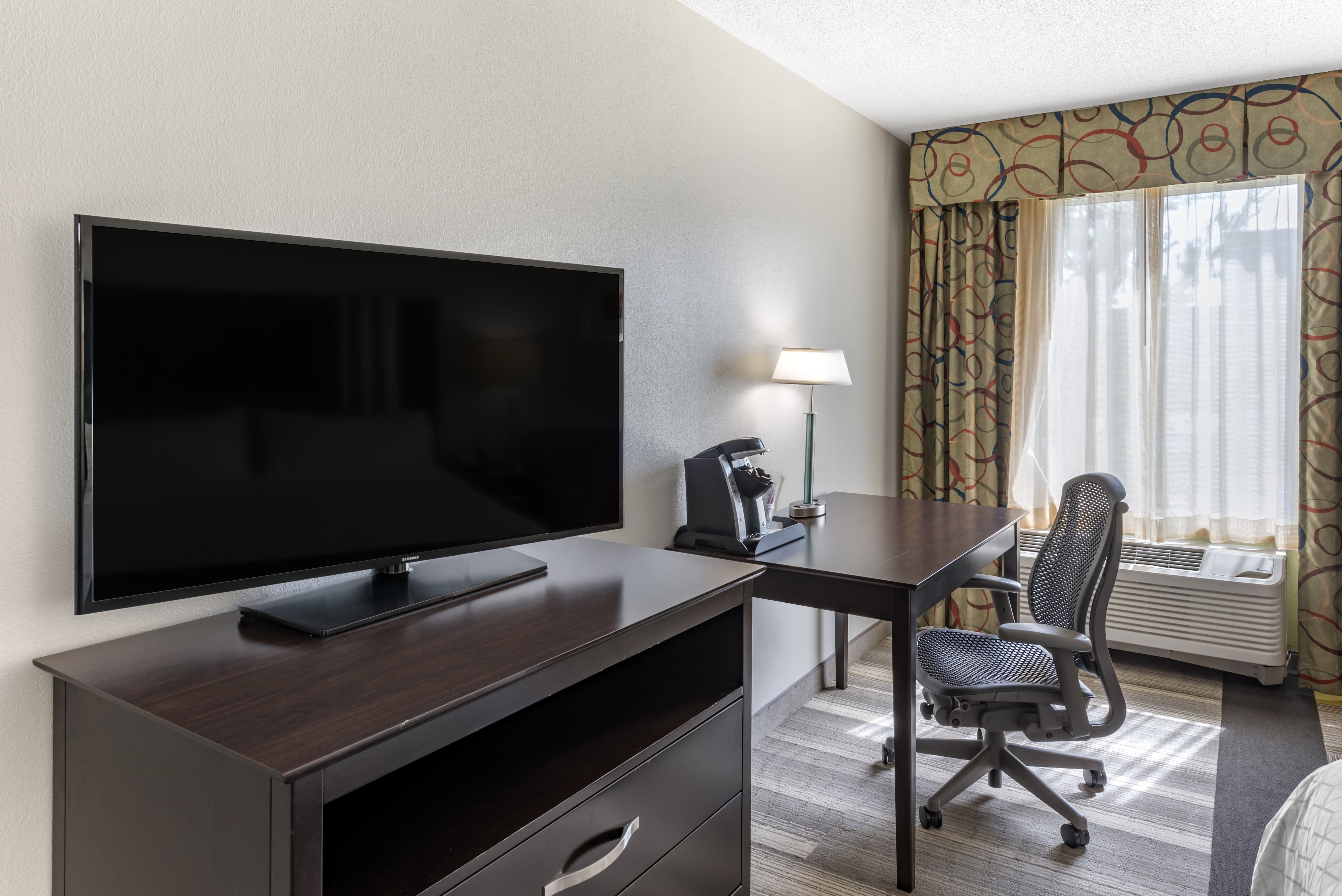 Holiday Inn Express Hotel & Suites Cincinnati-Blue Ash 63/72