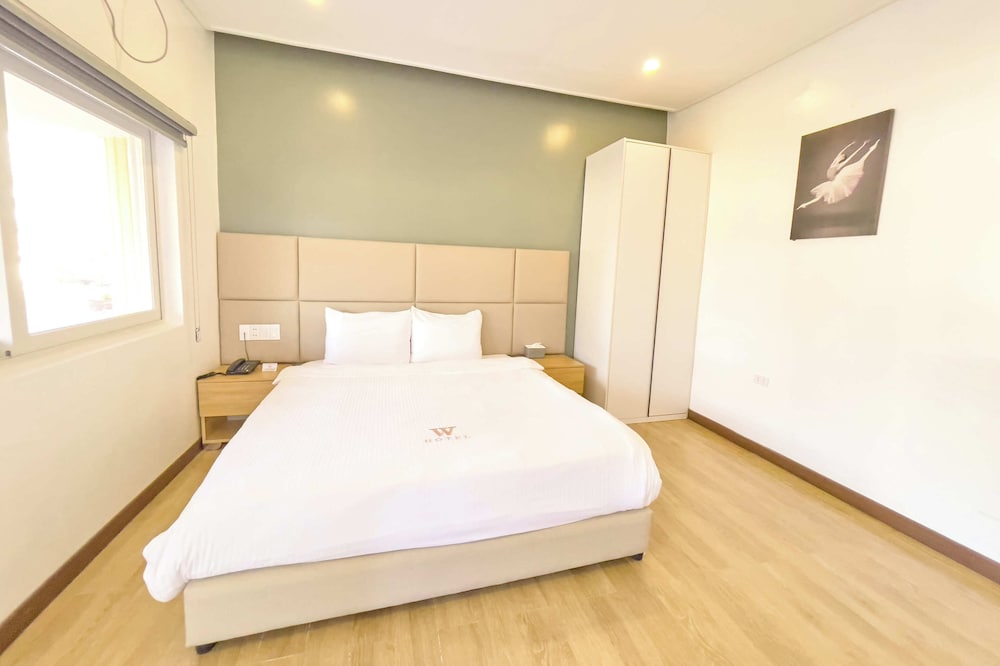 DELUXE, KING BED