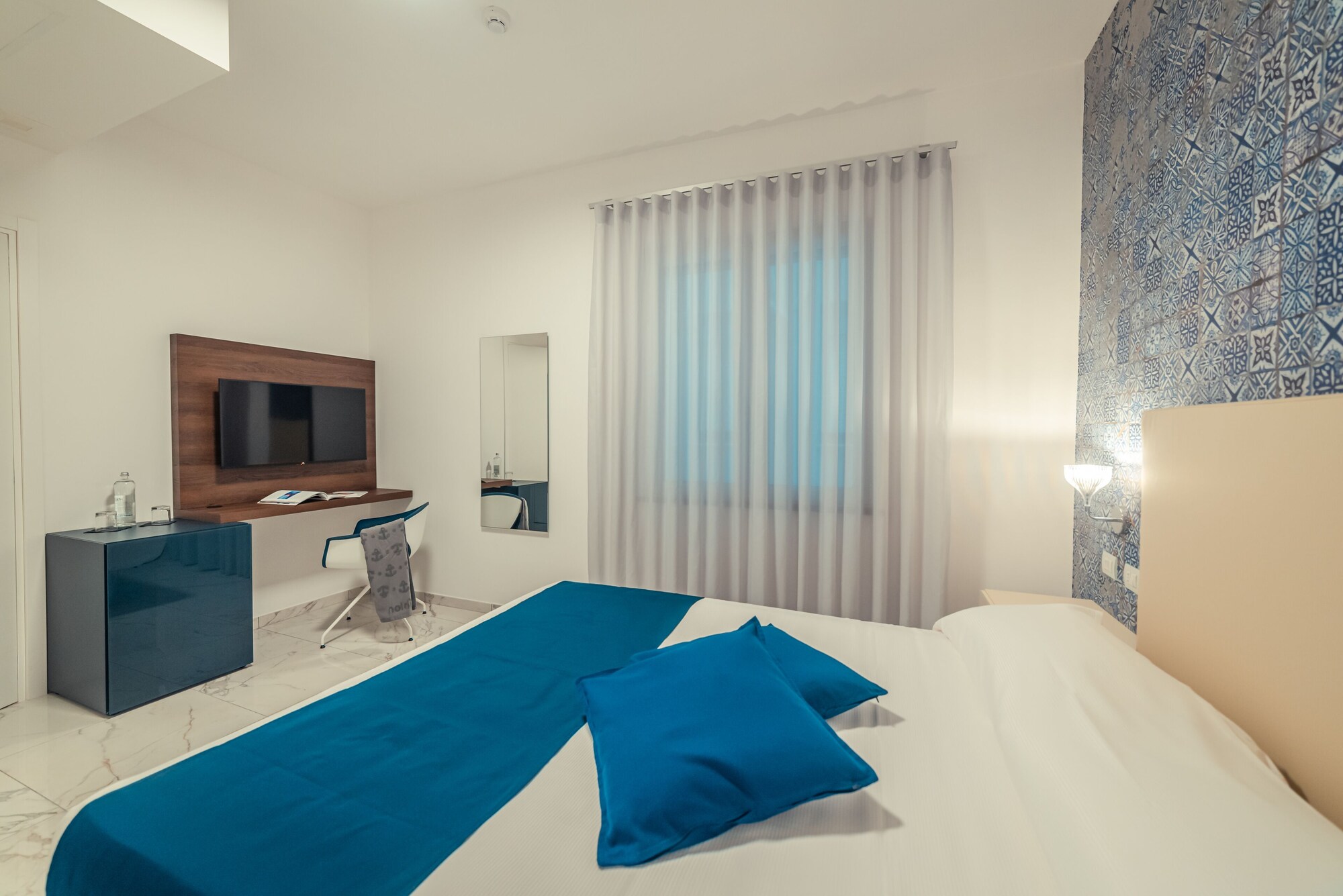 Business, Queen Bed