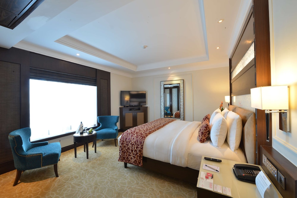 EXECUTIVE, SUITE, KING BED