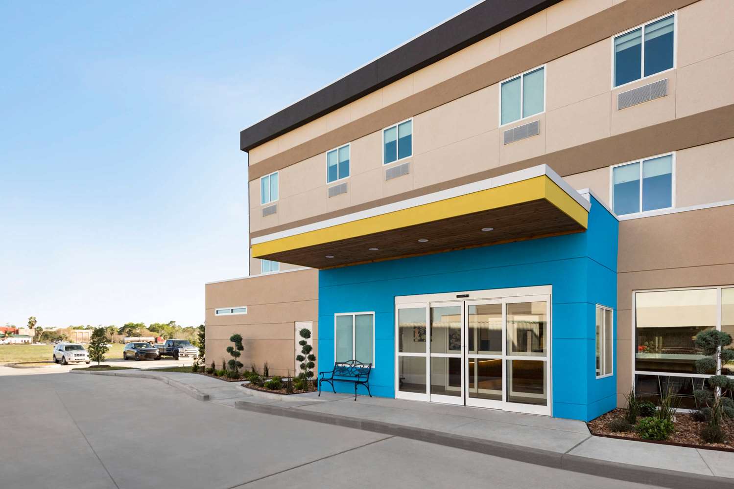 Days Inn & Suites By Wyndham Beaumont West / I-10 & Walden 2/47