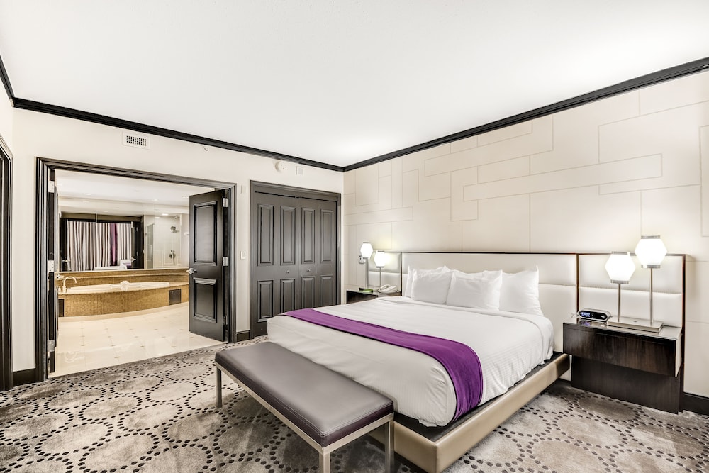 TOWER, SUITE, KING BED, BAY VIEW