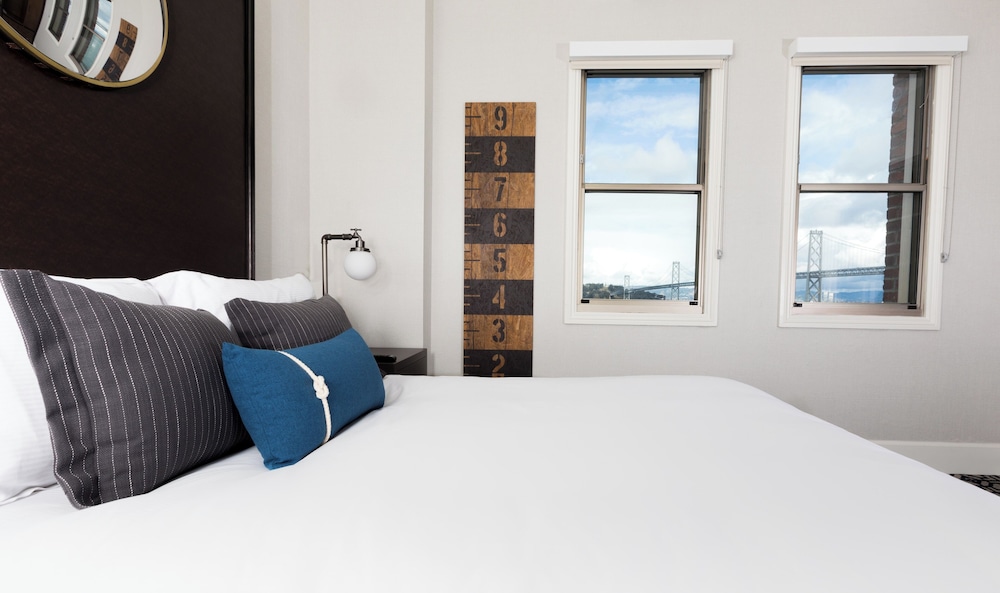 ROOM, QUEEN BED, WATER FRONT