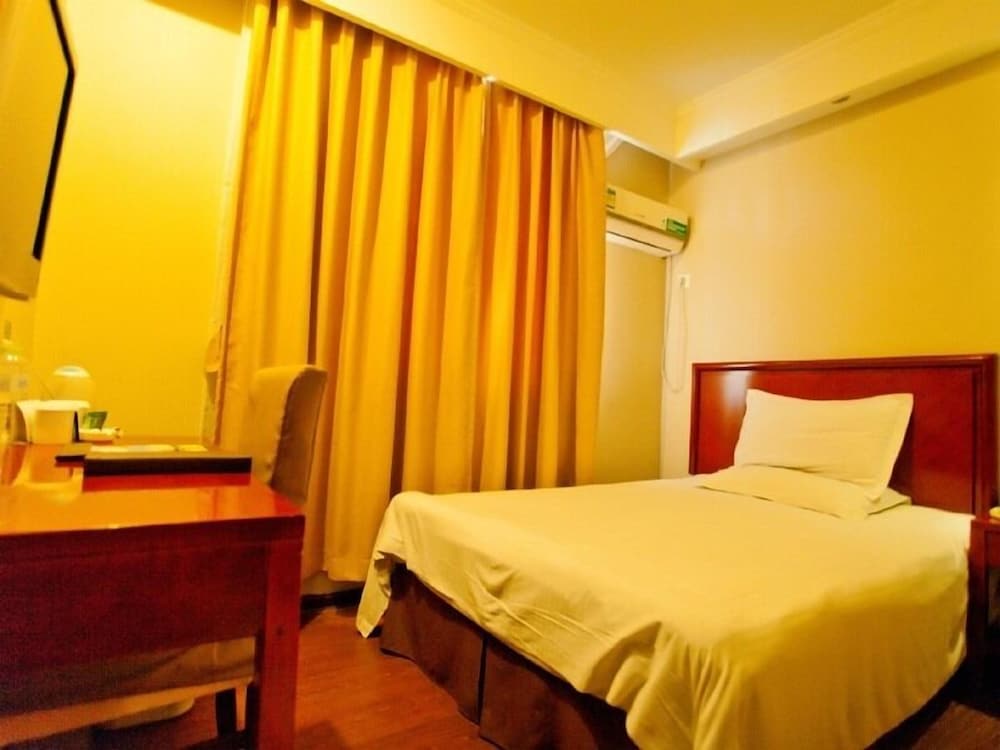 GreenTree Inn (Nanjing Yuhuatai Scenic Area, Zhonghuamen Metro Station) 8/28