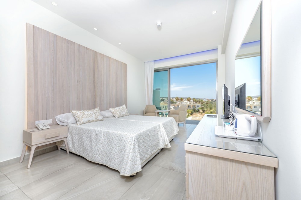 DELUXE, DOUBLE OR TWIN BED, INLAND VIEW