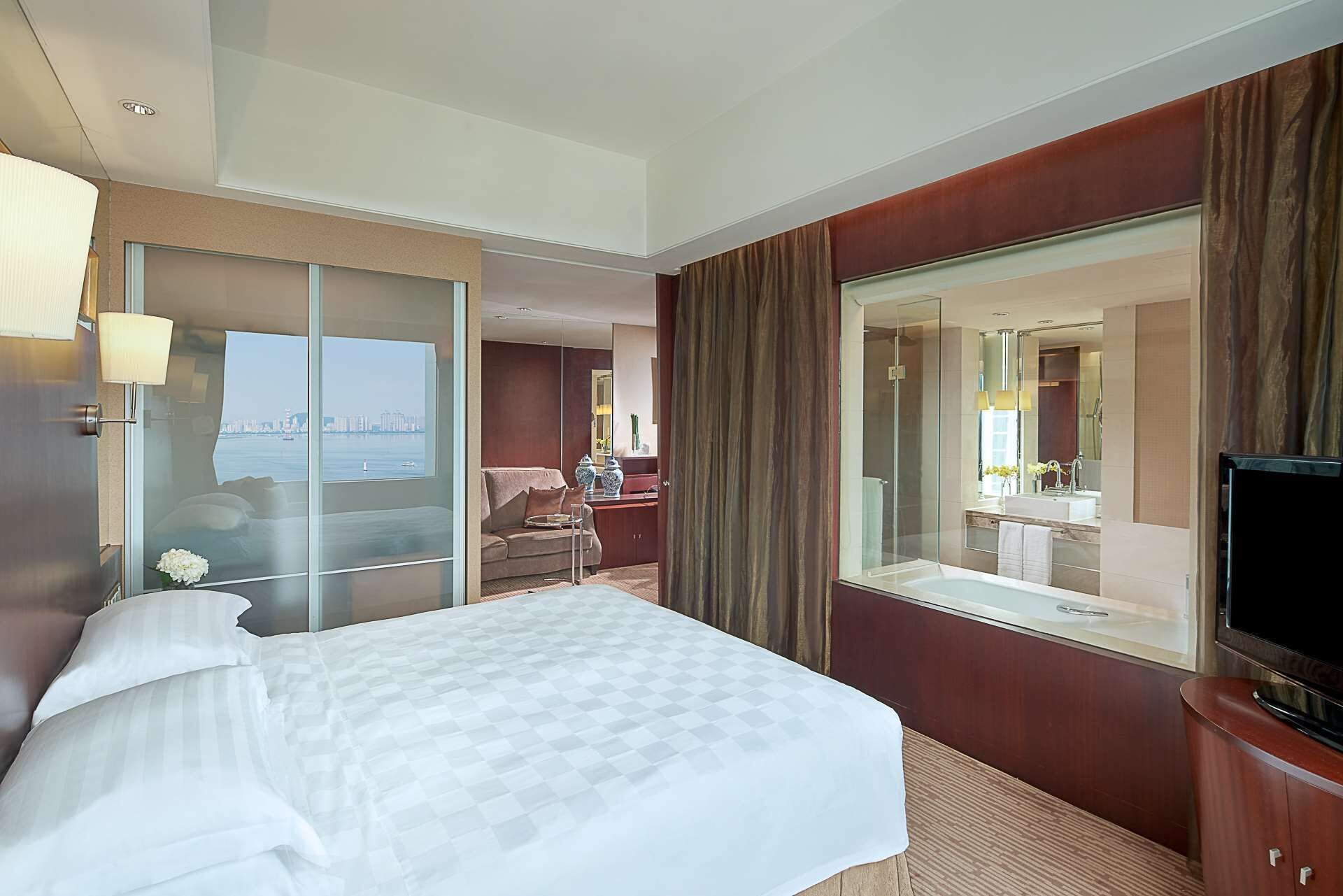 STUDIO, SUITE, KING BED