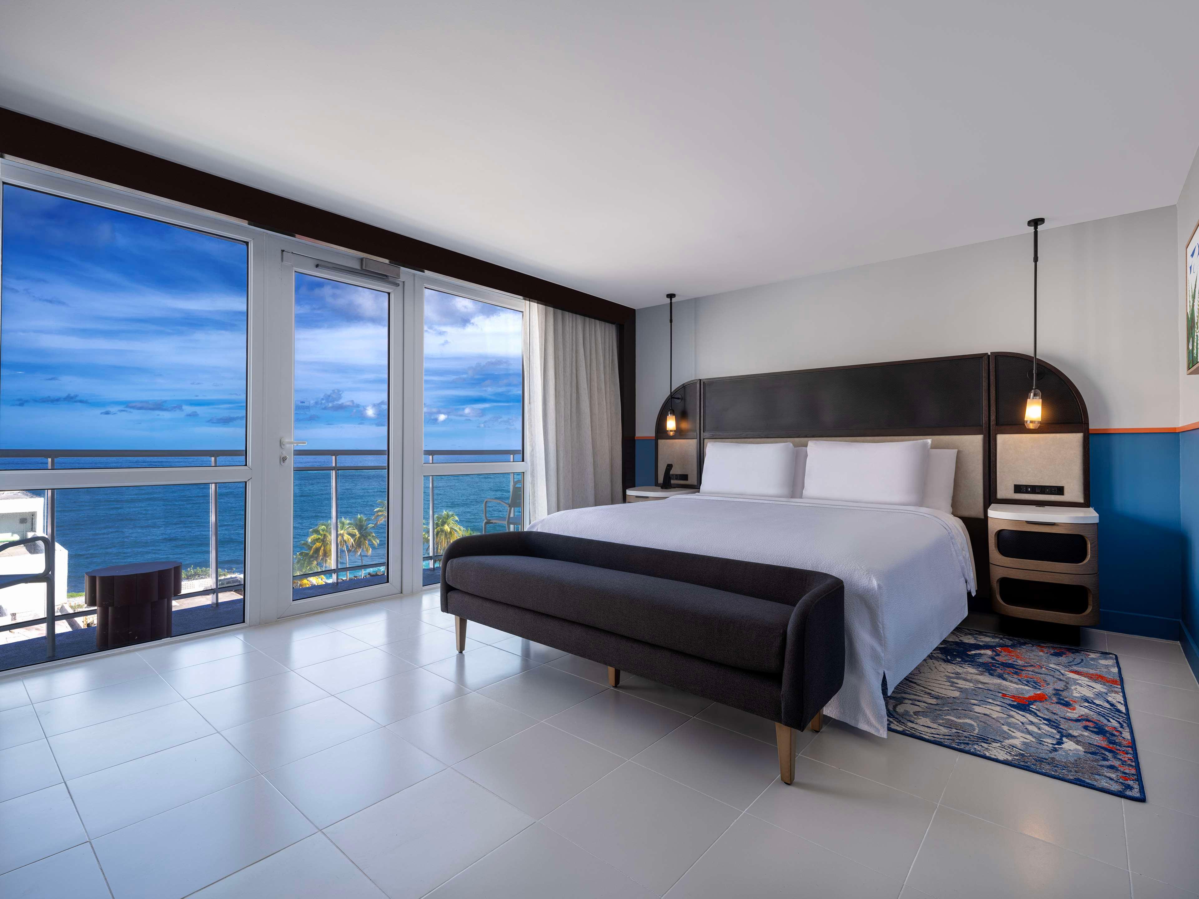 SUITE, KING BED, SOFA, BALCONY