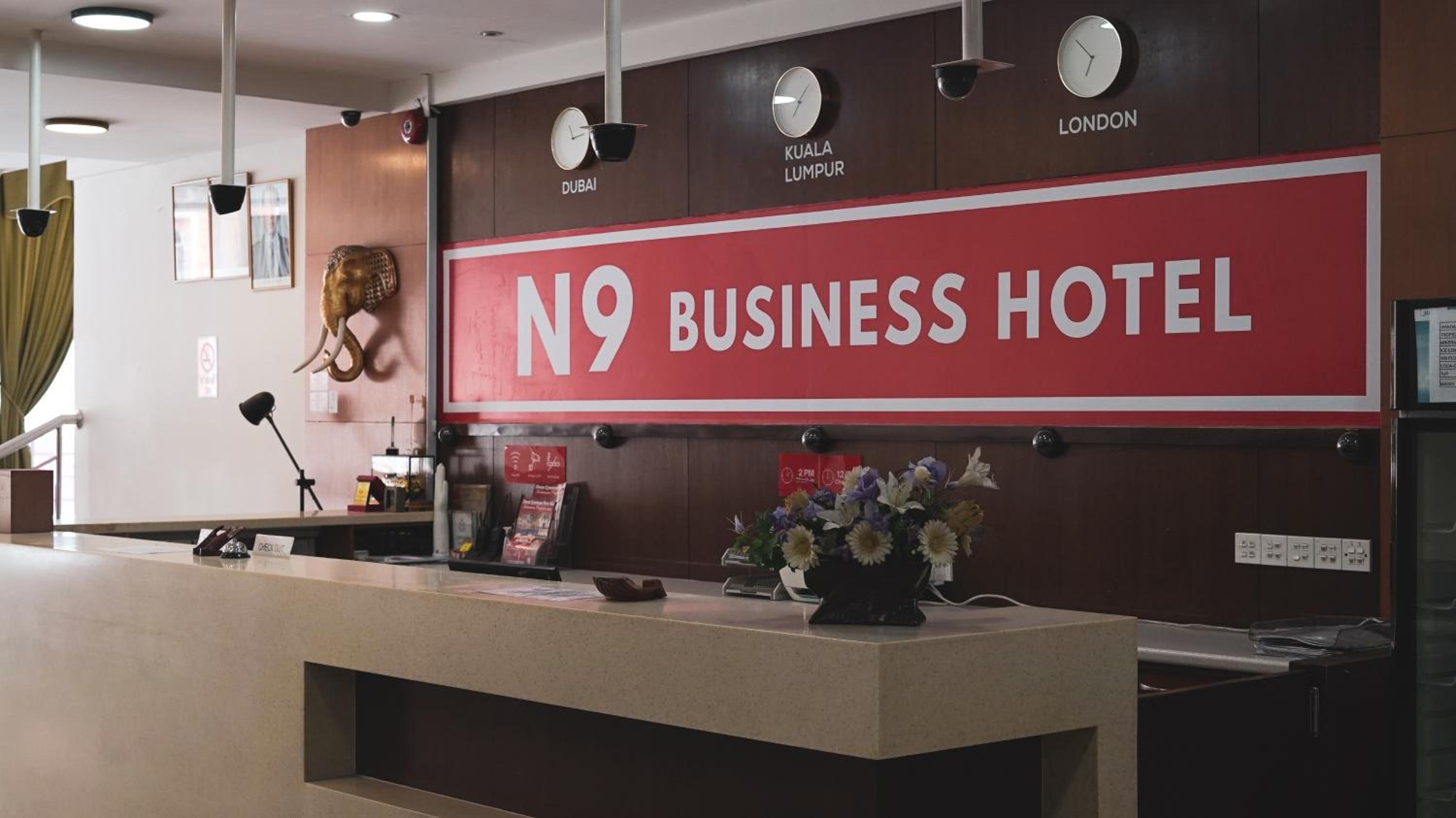 OYO 43955 N9 Business Hotel 10/27
