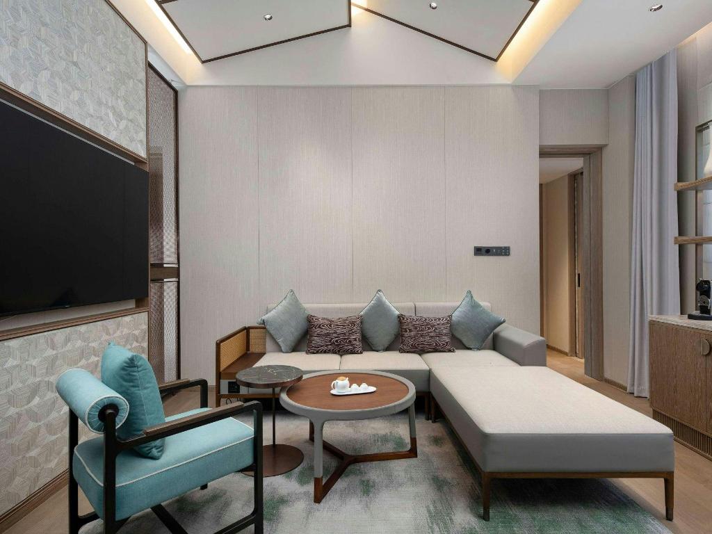 Sky, Heritage, Deluxe, Pavilion, King Bed, Sofa