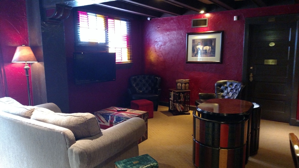 The Old English Inn 41/57