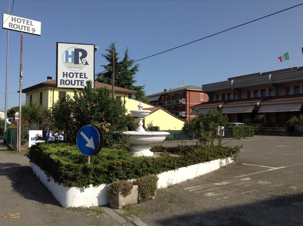 HOTEL ROUTE 9 46/50