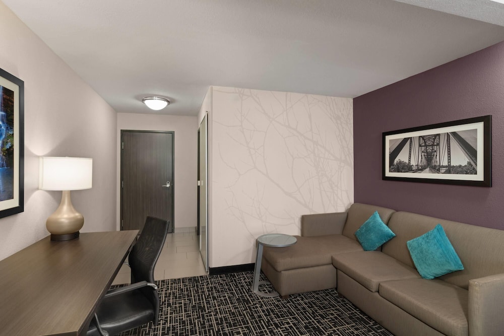 La Quinta Inn & Suites by Wyndham Fayetteville 39/59